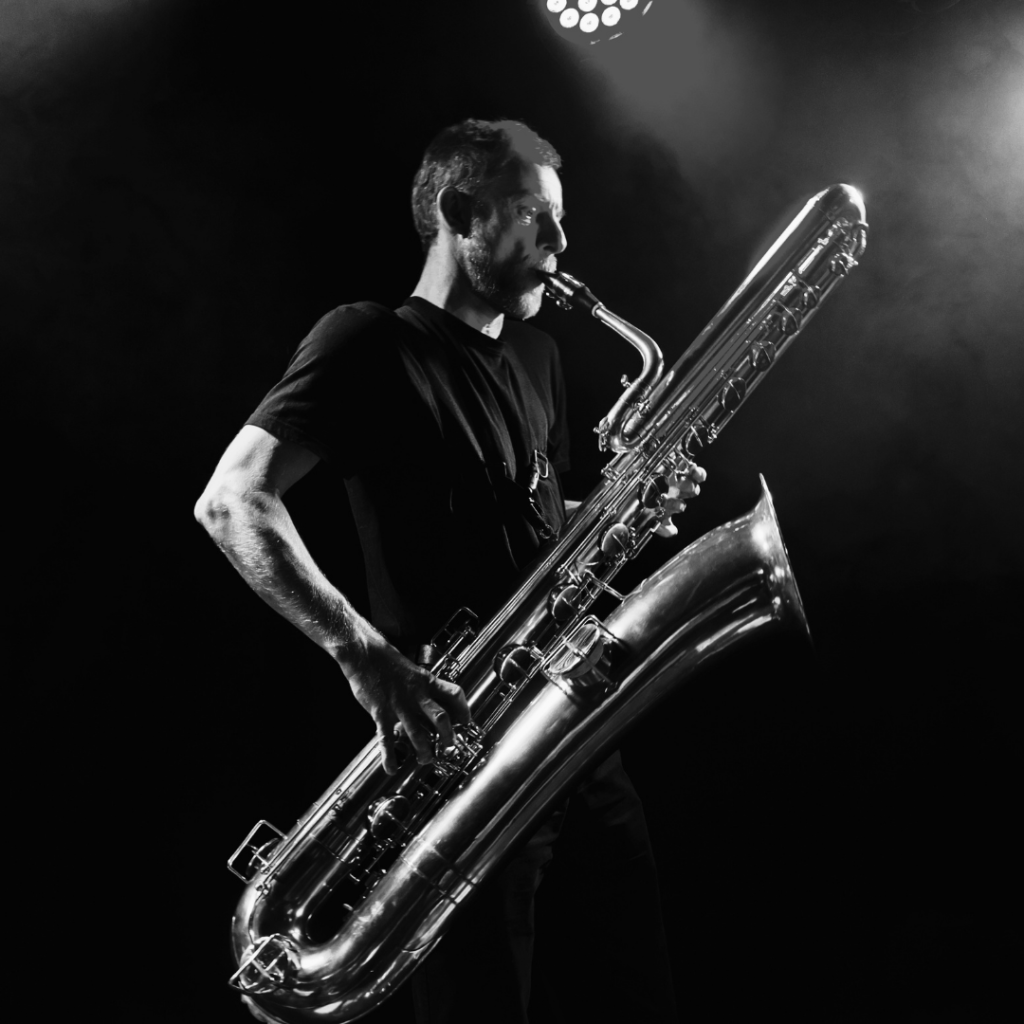 Al igual que el saxofón Bartion, el saxofón bajo tiene un cuerpo con múltiples curvas.