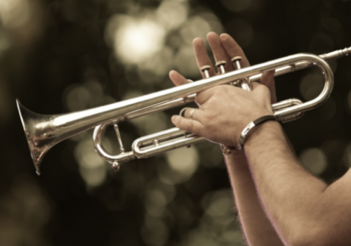 Apprendre la trompette - le doigté correct est l'une des premières étapes.